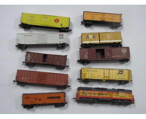 An Atlas 'N' Gauge USA Outline Co-Co "Chessie System Diesel Locomotive, B O R/No. 1831 - fair condition - plus nine USA Outli