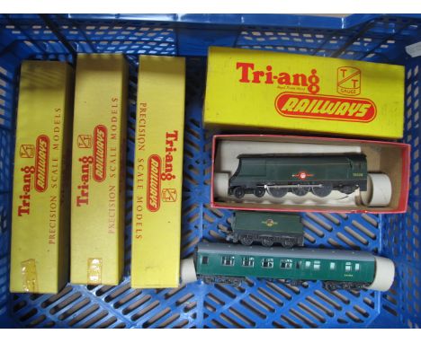 Tri-ang TT Gauge Ref T.93 4-6-2 "Merchant Navy" Class Steam Locomotive and Six Wheel Tender, BR green 'Clan Lines' R/No. 3502