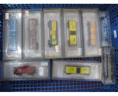Nine 'N' Gauge USA Outline Box Vans and Caboose, various liveries, by Micro, Bachmann, etc, good cased condition.