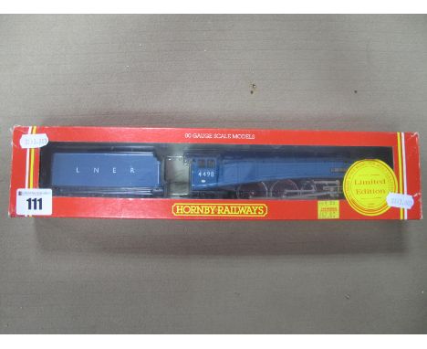 Hornby ''OO'' Gauge/4mm Ref R528 Class A4 4-6-2 Steam Locomotive and Eight Wheel Tender, L.N.E.R blue ''Sir Nigel Gresley'' R
