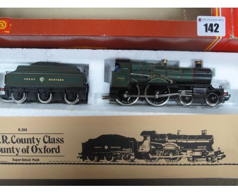 Hornby ''OO'' Gauge/4mm Ref R390 County Class 4-4-0 steam Locomotive and Six Wheel Tender, Great Western green ''County of Ox