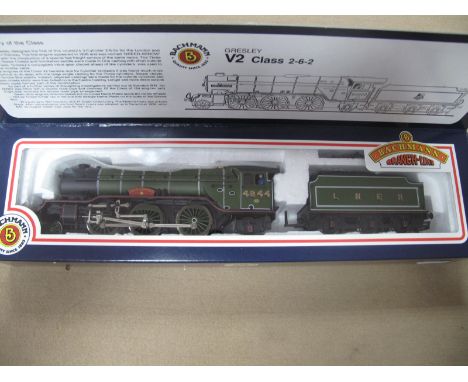 Bachmann ''OO'' Gauge/4mm Ref 31-558 Class V2 2-6-2 Steam Locomotive and Six Wheel Tender, L.N.E.R green ''Coldstreamer'' R/N