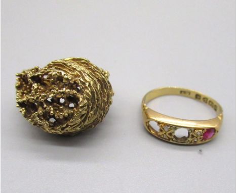 9ct yellow gold textured knot ring, stamped 375, size N, 7.5g, and an 18ct yellow gold ring set with one ruby, stamped 18 (A/