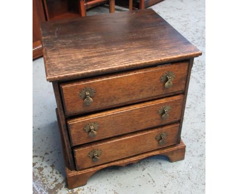 Small oak chest of three drawers on bracket feet, W48cm D41cm H52cm 
