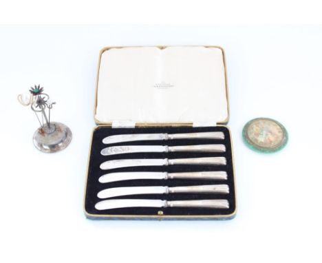 Six cased Art Deco hallmarked silver butter knives with ribbed geometric handles, John Sanderson and Sons Sheffield 1920, a h