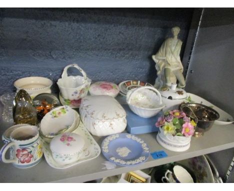 Collectable ceramics and glassware to include Poole, Royal Crown Derby, Lladro, Wedgwood and other decorative items 