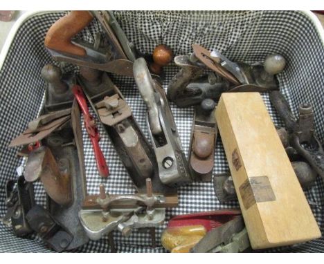 A selection of wood working planes to include a Record 073, various Stanley planes, small planes and other tools 