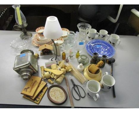 A mixed lot to include a Bimini glass spill vase, a vintage lamp, a part teaset, binoculars and other items 