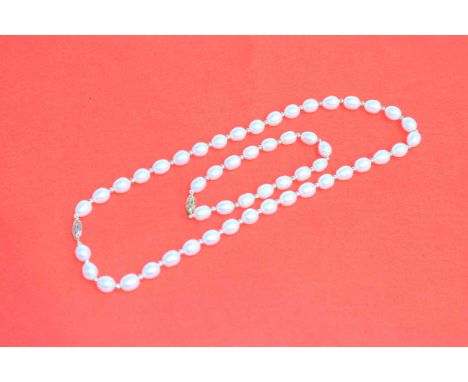 9 carat gold and cultured pearl necklace and bracelet set