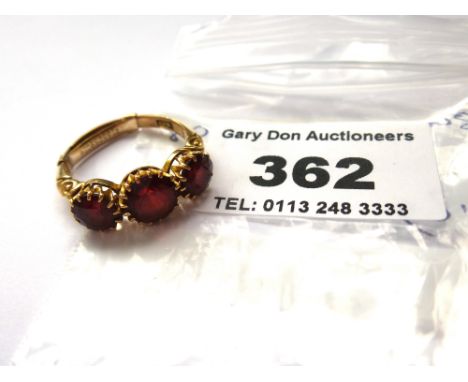 18K GOLD AND RED STONE RING SIZE O WEIGHT: 4.2G