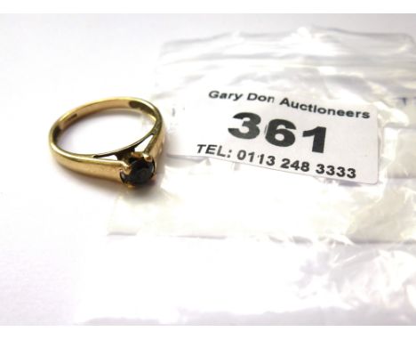 9K GOLD AND BLACK STONE RING SIZE N WEIGHT: 2G