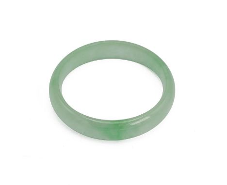 A CHINESE JADEITE BANGLE Of green jadeite, inner diameter 5.9cm.