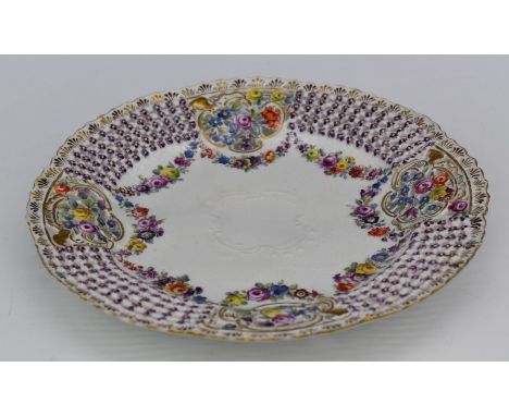 Meissen style reticulated cabinet plate decorated with flowers, diameter 24.5cm