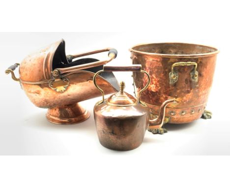 Copper coal helmet, copper kettle and a copper log bucket with brass paw feet  Condition Report & Further Details Click here 