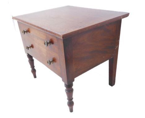A 19th century mahogany commode with hinged lid and ceramic insert: two false drawers and raised on turned legs (52cm wide)