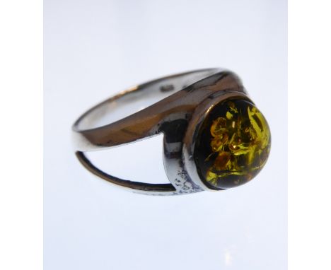 A silver dress ring set with amber polished en cabochon, ring size R