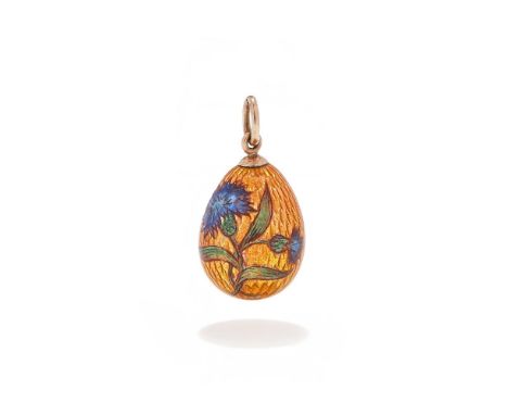 FABERGÉ, AN ENAMEL EGG PENDANT WORKMASTER AUGUST HOLLMING, ST. PETERSBURG, CIRCA 1900 Decorated with a cornflower on a light 