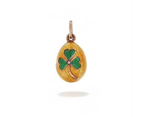 FABERGÉ, AN ENAMEL EGG PENDANT WORKMASTER HENRIK WIGSTRÖM, ST. PETERSBURG, 1903-1917 Decorated with a green guilloché enamel 