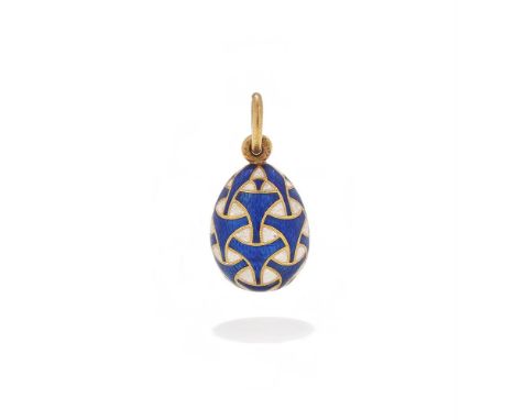 FABERGÉ, AN ENAMELLED EGG PENDANT ST. PETERSBURG, CIRCA 1900 Enamelled with intertwined patterns of opaque white and guilloch