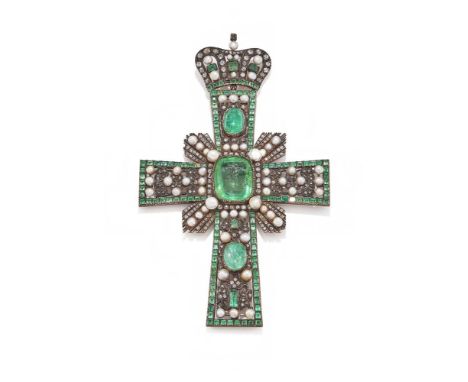 A 19TH CENTURY RUSSIAN GEM SET PECTORAL CROSS Centrally set with a polished beryl engraved with the scene of the Crucifixion,