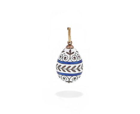 FABERGÉ, AN ENAMEL EGG PENDANT Decorated with opaque white enamel with scrolling foliate decoration and bisected with blue gu