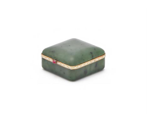 FABERGÉ, A NEPHRITE, ENAMEL AND RUBY PILL BOX WORKMASTER HENRIK WIGSTRÖM, ST. PETERSBURG 1908-1917 The hinged gold mounts wit