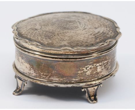 A silver trinket box, marks worn, Birmingham 1919?, hinged lid, raised on four legs, diameter 8cm 