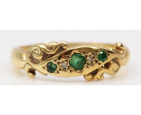 A 9ct gold gold Edwardian style emerald and brilliant cut diamond five stone ring, O 1/2, 2.7gm 