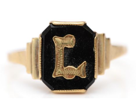 A vintage 9ct gold and onyx signet ring with applied L motif, N, 1.8gm 
