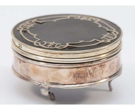 A silver and tortoiseshell trinket box, London 1913, hinged lid, raised on three legs, diameter 7cm 