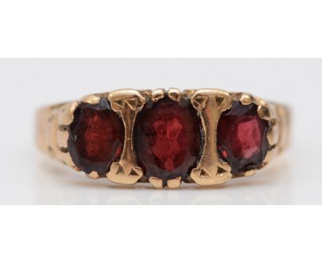 A vintage 9ct rose gold three stone garnet ring K, 2.1gm 