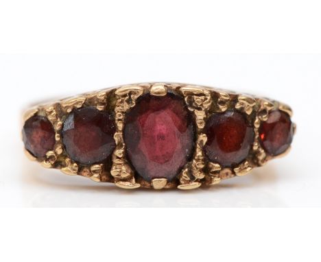 A vintage 9ct gold five stone garnet ring, carved setting, O, 4gm 