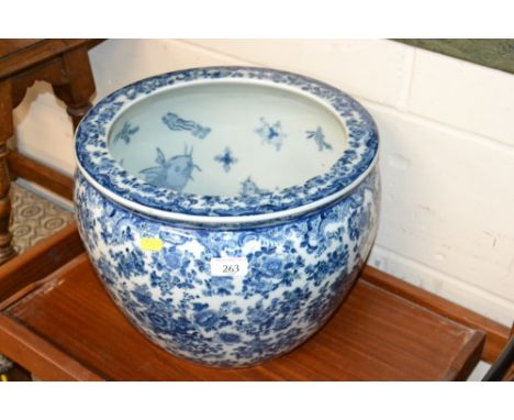 A large Chinese blue and white ceramic planter