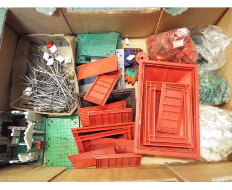 Bayko - a quantity of vintage Bayko construction pieces