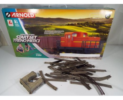 Model Railways - an Arnold Start Set Trenomerco electric 1:160 scale train set by Lima and a small quantity of N gauge track 