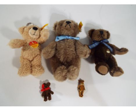 Steiff - three miniature bears of which two by Steiff, 13 cm and 14 cm, the third by Sunkids, and a purse containing two mini