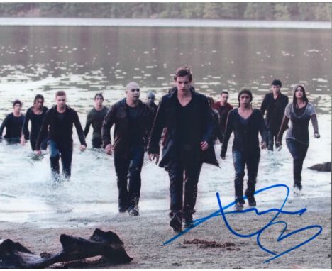 Twilight Actor, Xavier Samuel signed 10x8 colour photograph pictured during his role as Riley Biers in The Twilight Saga: Ecl