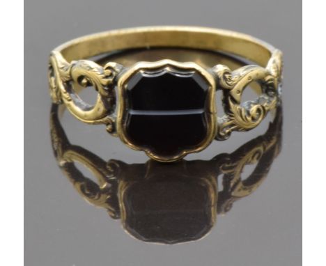 Victorian ring set with a cartouche shaped section of banded agate and with pierced foliate shoulders, size P, 1.66g&nbsp;