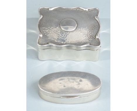 Edward VII hallmarked silver dressing table or trinket pot with hammered decoration and shaped edge, Birmingham 1907, width 7