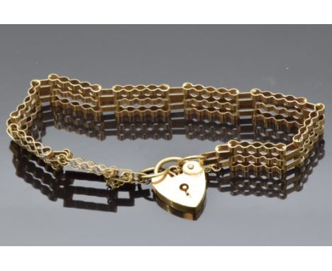 A 9ct gold gate bracelet with heart clasp, 7g