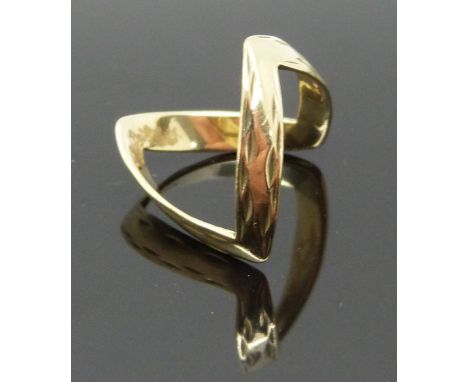 A 9ct gold wishbone ring, 2.3g, size K/L