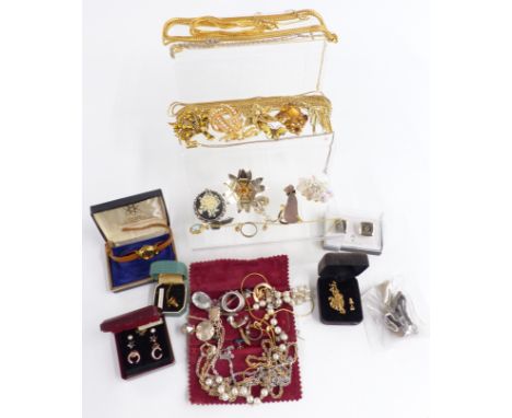 A collection of jewellery including vintage brooches, Norwegian butterfly brooch set with enamel, silver necklace and cross, 