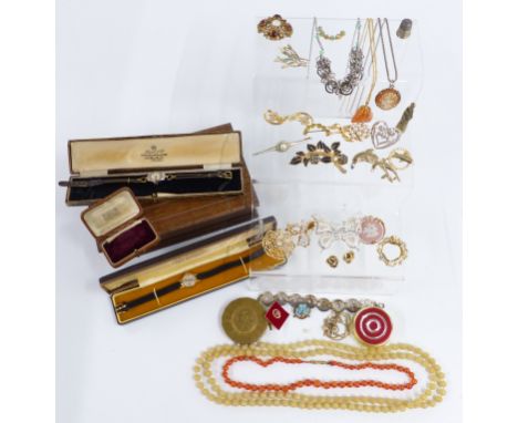 A collection of costume jewellery including Hollywood brooches, vintage brooch box, agate necklace, silver thimble, watches, 