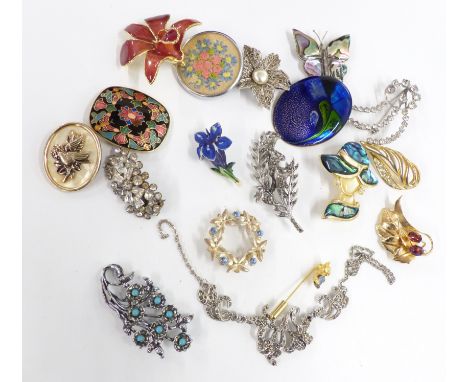 A collection of jewellery including vintage brooches, pearl bracelet, pearl necklace, etc