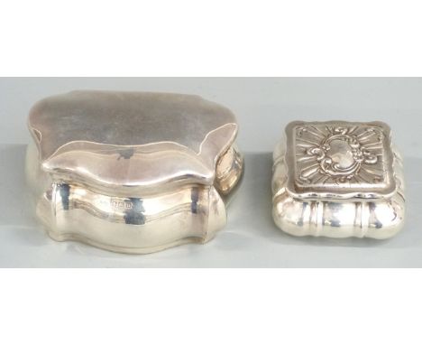 George V hallmarked silver dressing table or trinket pot with shaped edges and domed lid, Birmingham 1912 maker&nbsp;William 