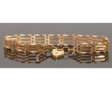 A 9ct gold gate bracelet, 17cm, 4.6g