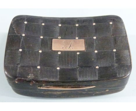 19thC tortoiseshell snuff box with gold stud decoration, length 5.5cm