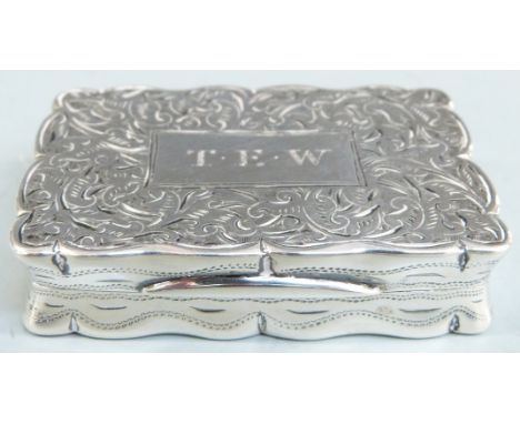 George V hallmarked silver snuff box in the Georgian style, with shaped edge and gilt interior, Birmingham 1926 maker's mark 