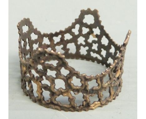 Stuart Devlin hallmarked silver surprise egg stand with retro textured and pierced decoration, diameter 4cm, weight 8g