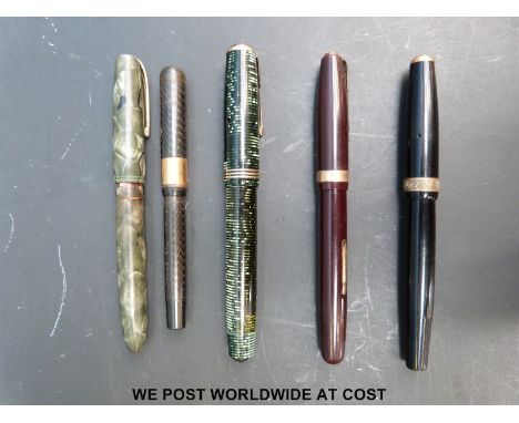 Five vintage fountain pens including Parker Vacumatic in emerald pearl; Parker Vacumatic; Burnham green marble with 14ct nib;